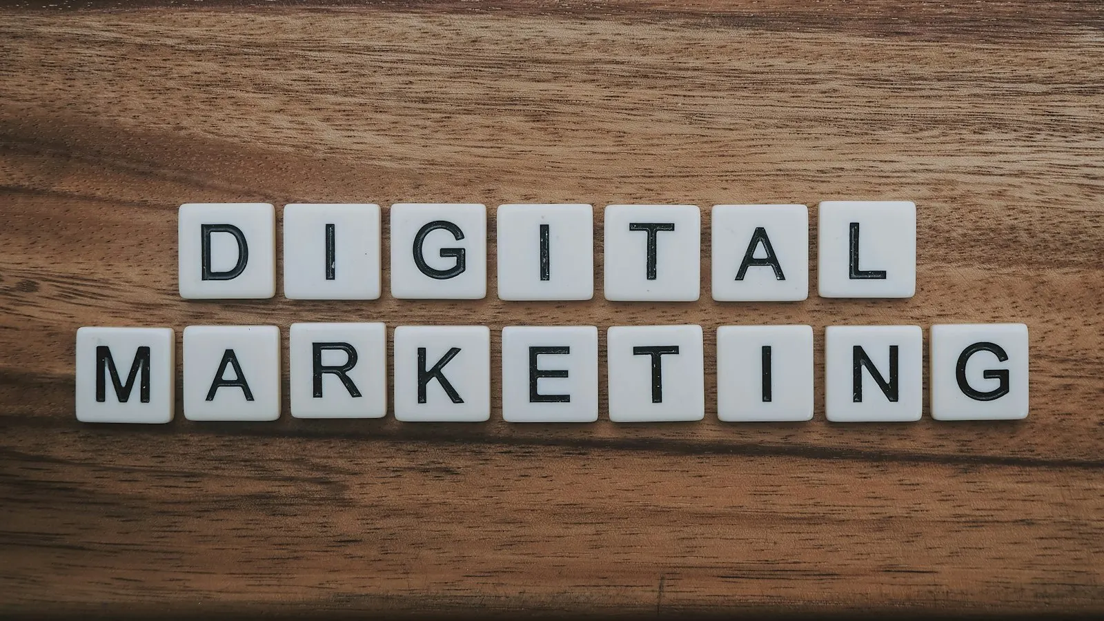 Natpis Digital Marketing od drvenih pločica